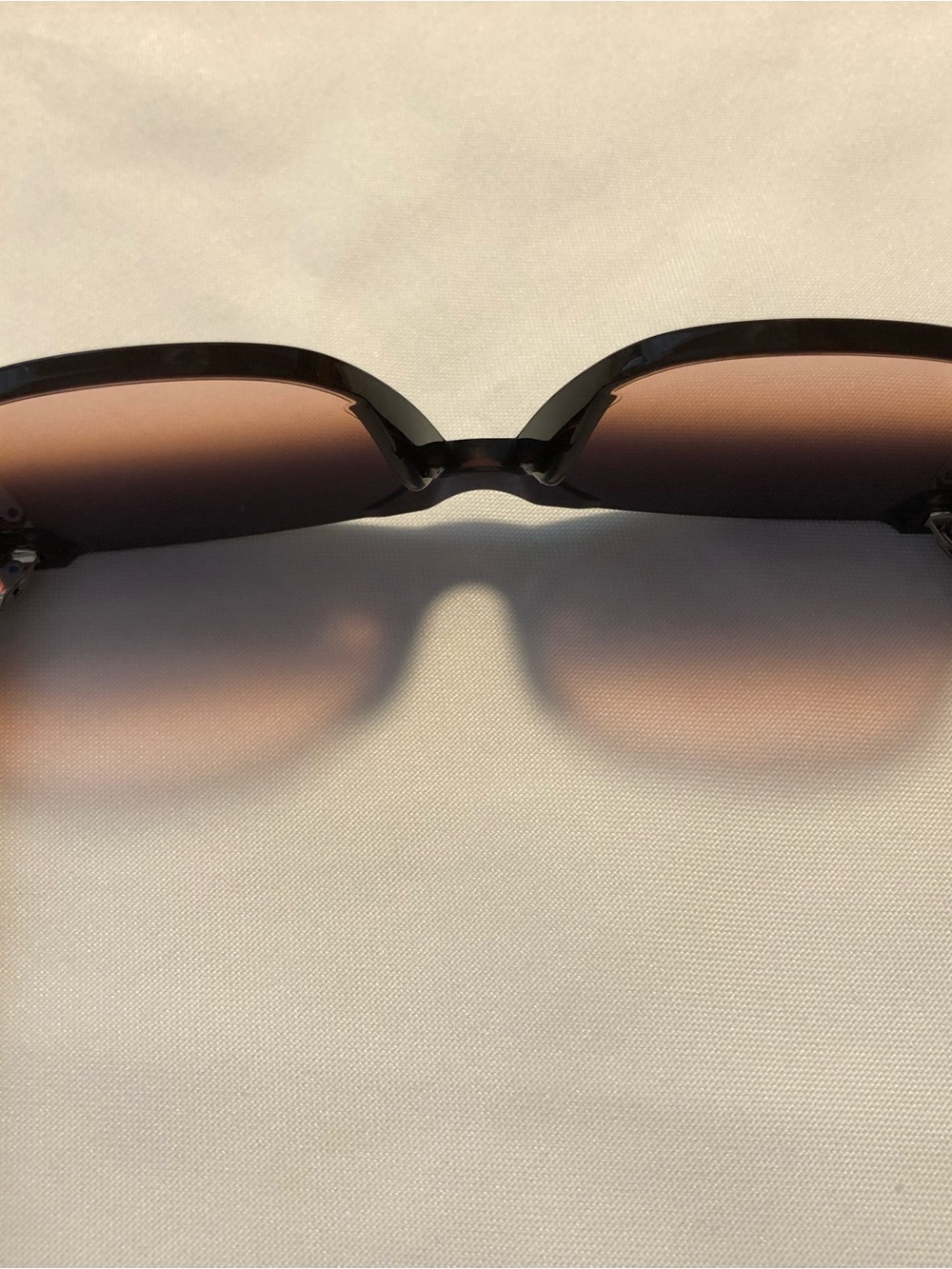 Like New Quay Oversized Cat-Eye Sunglasses With Case - Picture 7 of 9